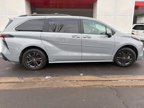 Used 2024 Toyota Sienna XLE Woodland Edition image 2