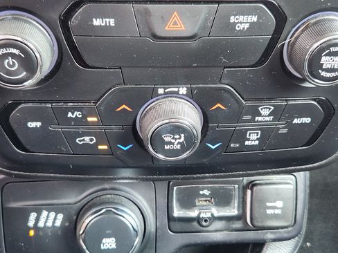 Used 2018 Jeep Renegade Latitude AWD/4WD image 13