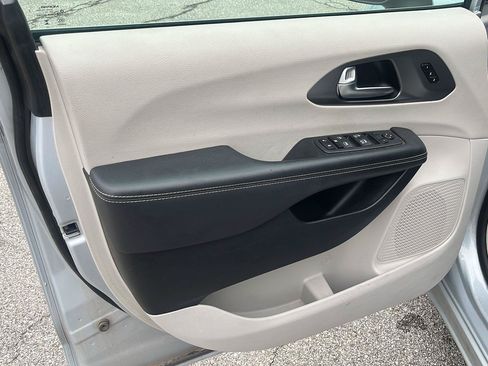 Used 2023 Chrysler Pacifica Touring-L FWD image 10