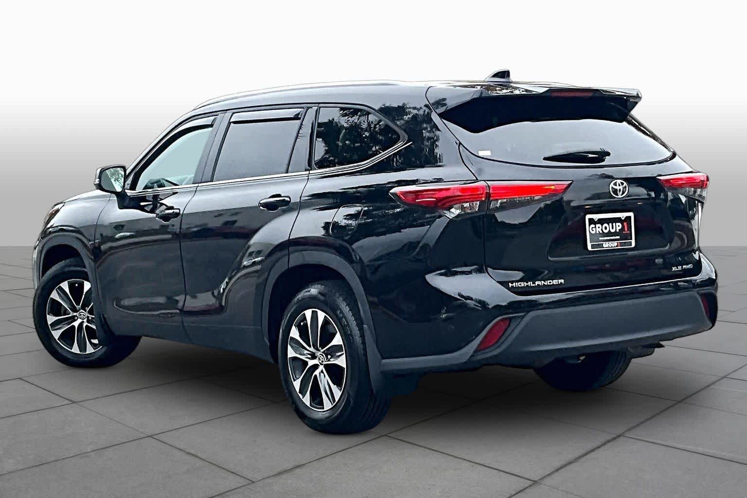 Used 2021 Toyota Highlander XLE AWD/4WD image 12