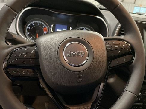 Used 2021 Jeep Cherokee Latitude Plus AWD/4WD image 16