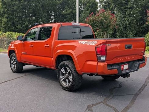 Used 2018 Toyota Tacoma TRD Sport AWD/4WD image 4