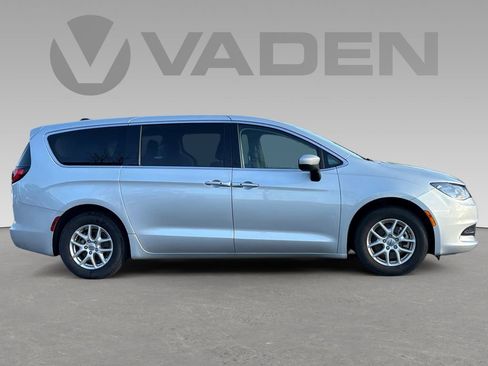 Used 2023 Chrysler Voyager LX image 7