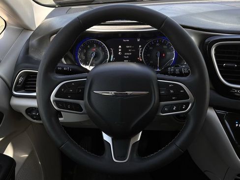 Used 2024 Chrysler Pacifica Touring-L FWD image 13