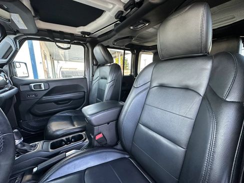 Used 2019 Jeep Wrangler Unlimited Sahara AWD/4WD image 12