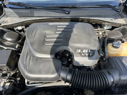 Used 2018 Chrysler 300 Limited RWD image 13
