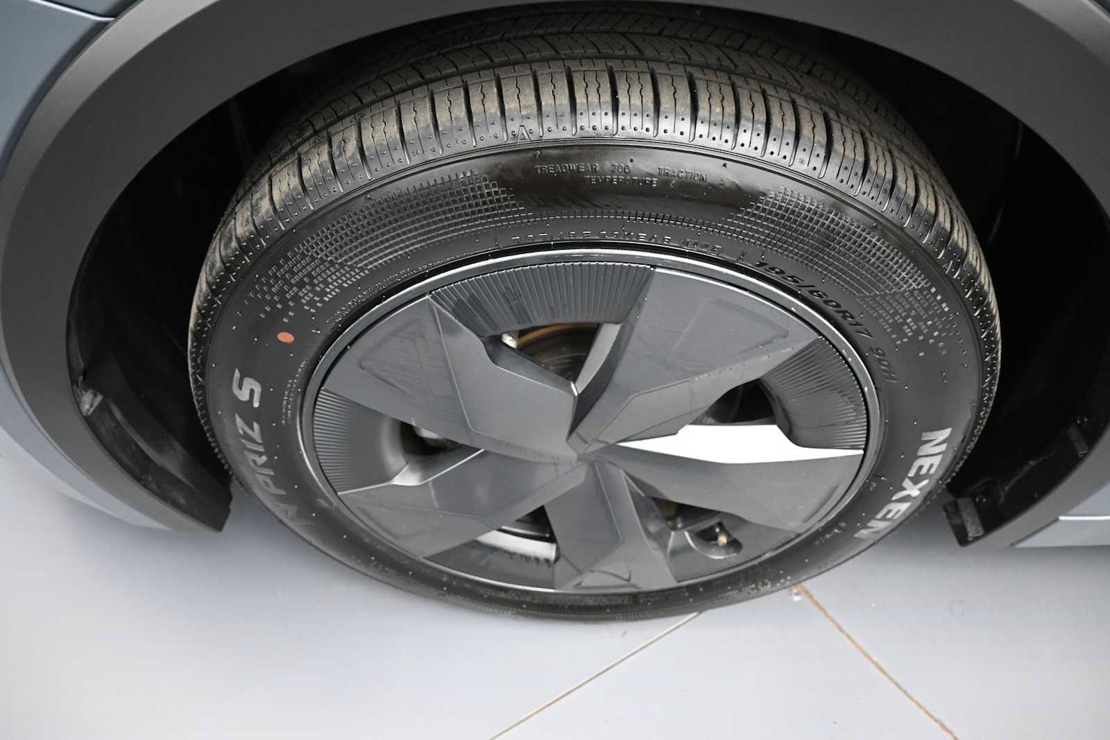 Used 2025 Toyota Prius LE FWD image 14