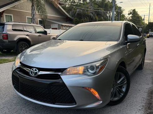 Used 2015 Toyota Camry SE w/ Moonroof Package FWD image 2