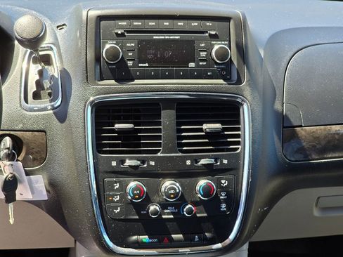 Used 2016 Dodge Grand Caravan SXT FWD image 15
