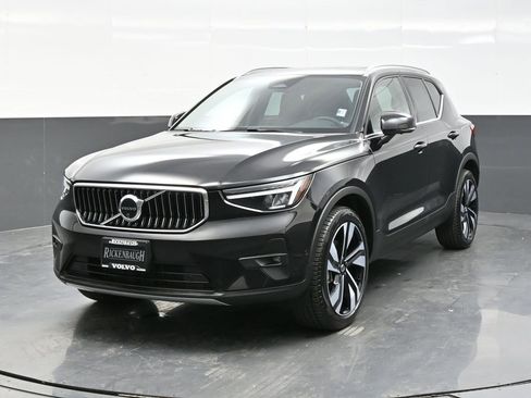 Used 2025 Volvo XC40 B5 Plus image 2
