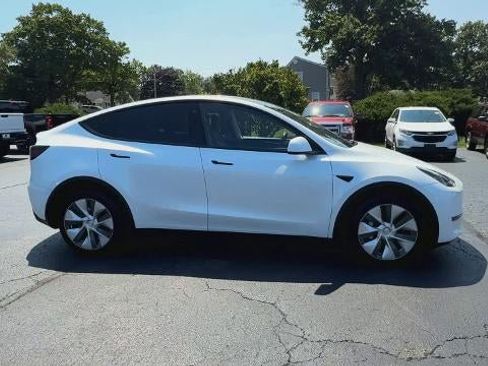 Used 2023 Tesla Model Y Long Range AWD/4WD image 9