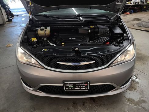 Used 2018 Chrysler Pacifica Touring Plus FWD image 35