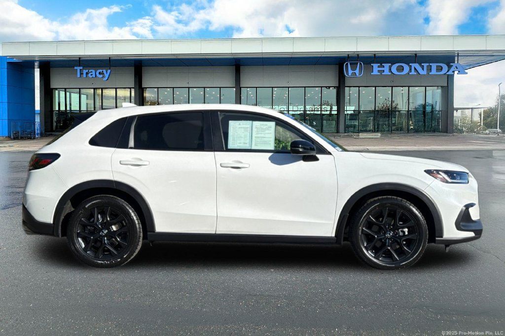 Used 2025 Honda HR-V Sport image 4