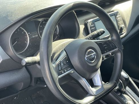 Used 2019 Nissan Kicks S image 10