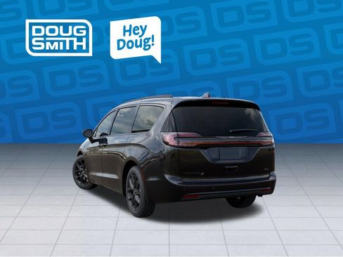 New 2026 Chrysler Pacifica Select AWD/4WD image 3