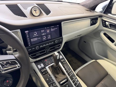 Certified 2021 Porsche Macan Turbo image 18