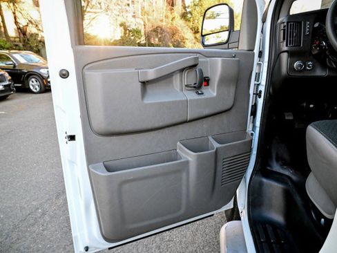 Used 2024 GMC Savana 2500 w/ Driver Convenience Package image 15