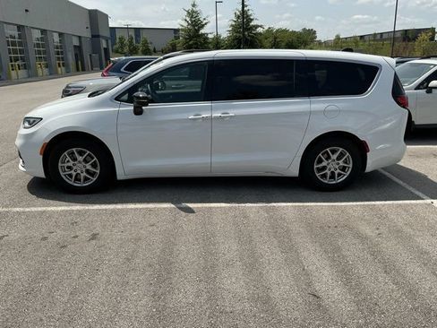 Used 2025 Chrysler Pacifica Select FWD image 12