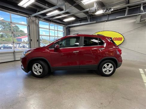 Used 2020 Chevrolet Trax LT w/ Driver Confidence Package FWD image 2