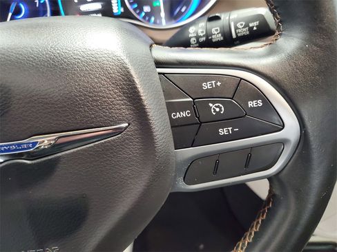Used 2017 Chrysler Pacifica Touring-L image 13