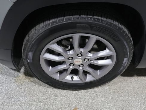 Used 2024 GMC Terrain SLT AWD/4WD image 9