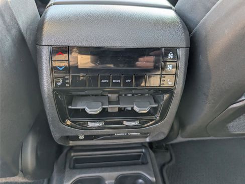 Used 2023 Jeep Grand Cherokee L Limited w/ Luxury Tech Group II image 17