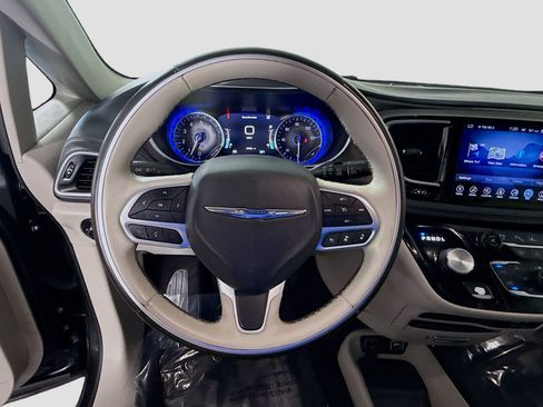Used 2017 Chrysler Pacifica Limited w/ UConnect Theater Package FWD image 13