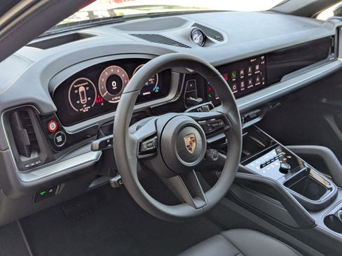 Certified 2025 Porsche Cayenne Coupe image 4