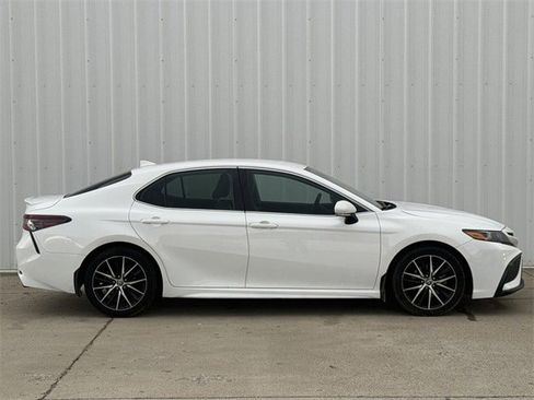 Used 2023 Toyota Camry SE image 3