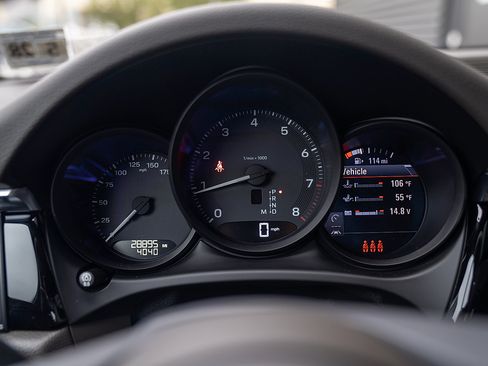 Used 2023 Porsche Macan image 9