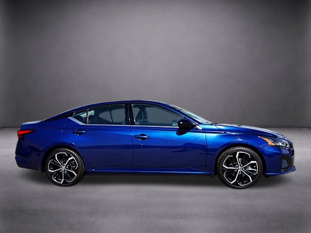 Used 2024 Nissan Altima 2.5 SR FWD image 3