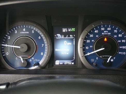 Used 2020 Toyota Sienna XLE w/ XLE Navigation Package FWD image 18