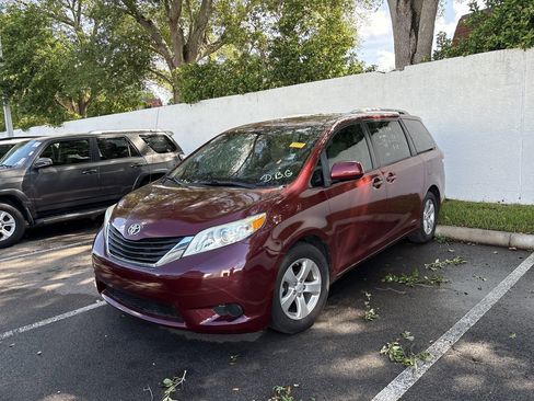 Used 2014 Toyota Sienna LE image 2