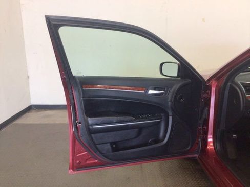 Used 2014 Chrysler 300 AWD w/ Driver Convenience Group image 16