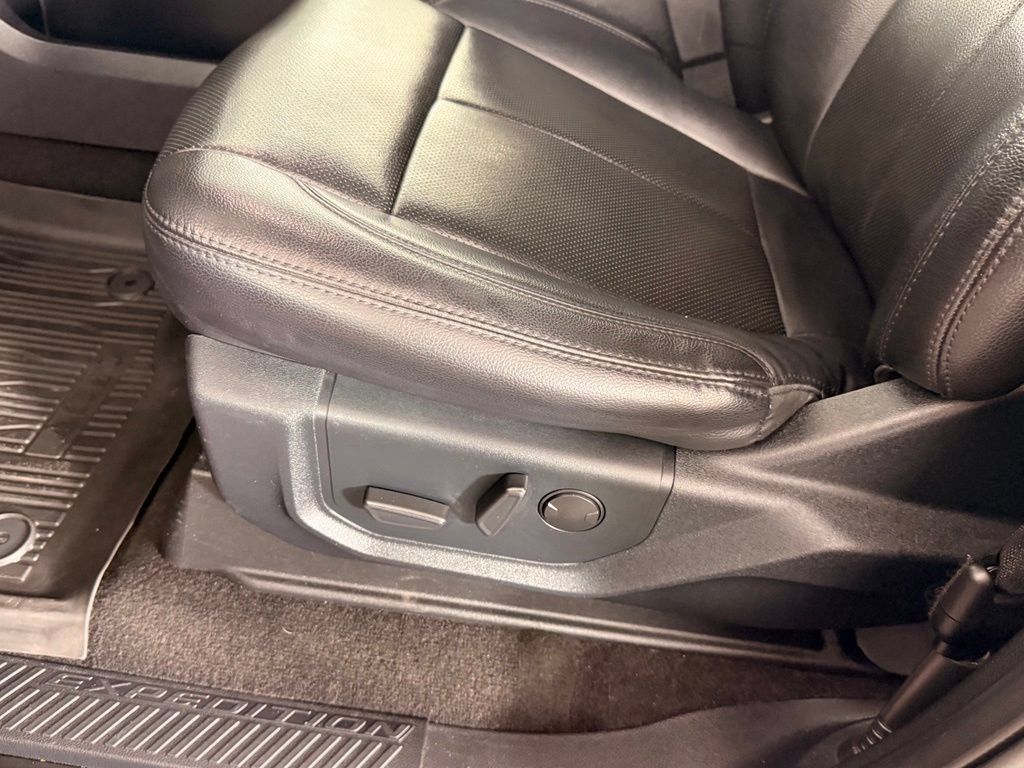 Used 2021 Ford Expedition XLT AWD/4WD image 32