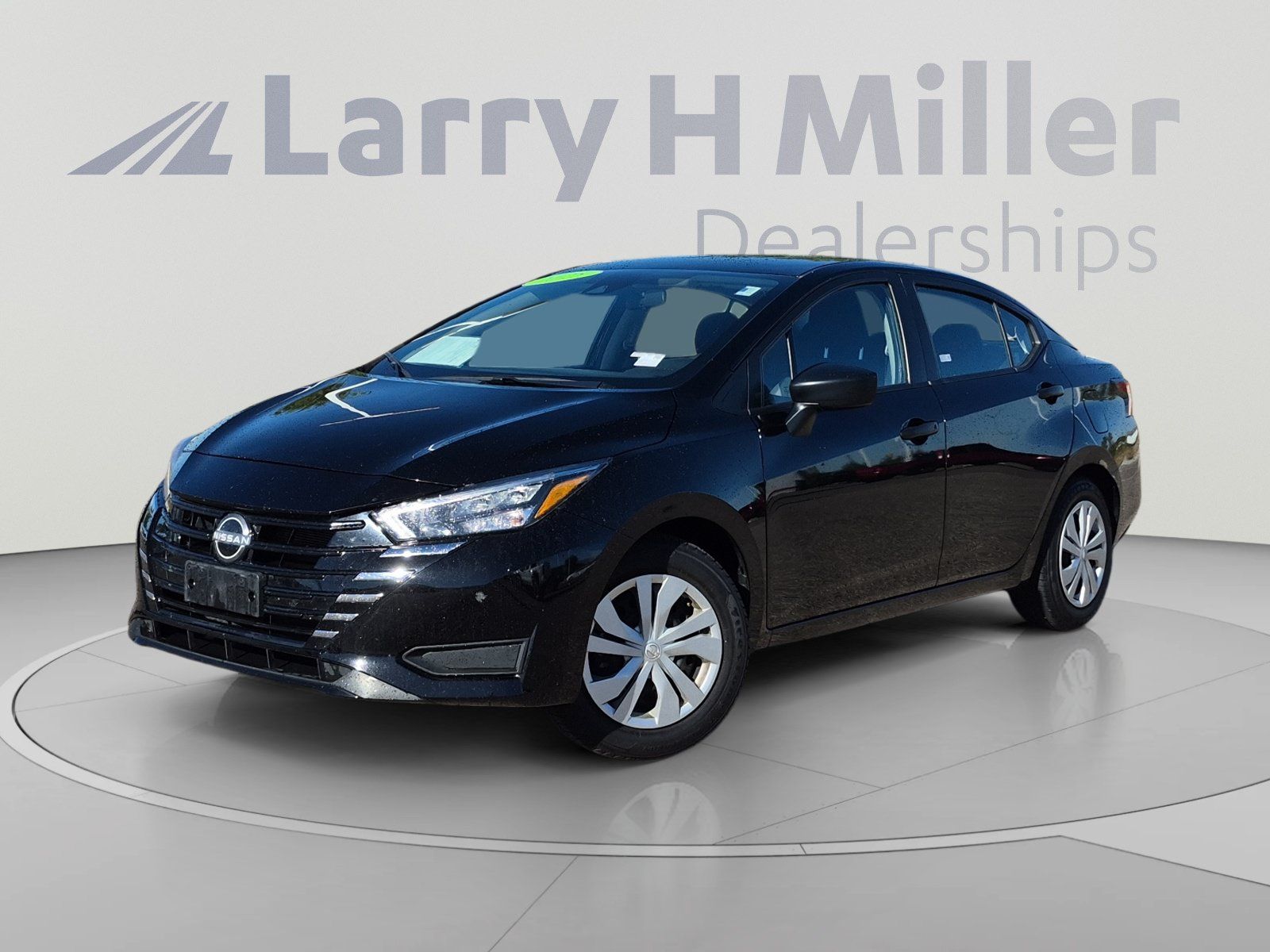 Used 2025 Nissan Versa S FWD image 1