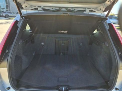 Used 2025 Volvo XC40 B5 Core AWD/4WD image 9