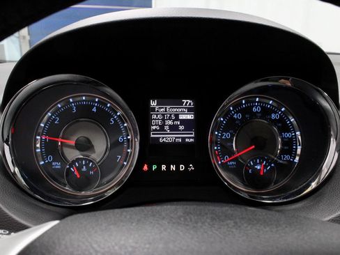 Used 2016 Chrysler Town & Country Touring FWD image 28