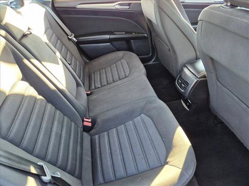 Used 2018 Ford Fusion SE FWD image 19