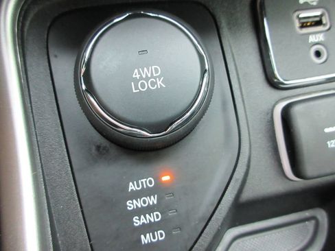 Used 2017 Jeep Compass Latitude w/ Cold Weather Group AWD/4WD image 25