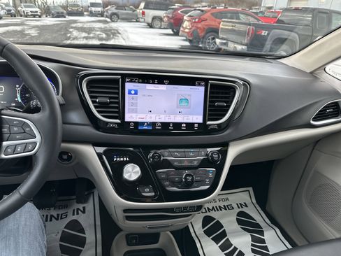 Used 2024 Chrysler Pacifica Touring-L image 25