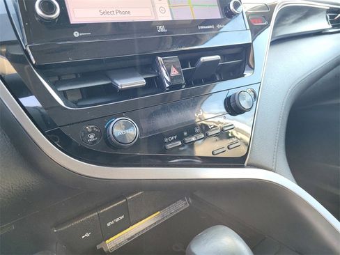 Used 2021 Toyota Camry XLE image 16