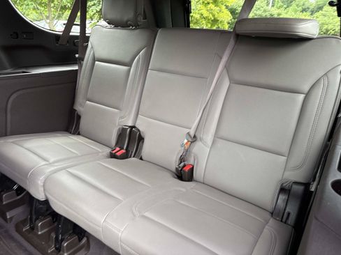 Used 2023 GMC Yukon XL SLT AWD/4WD image 32