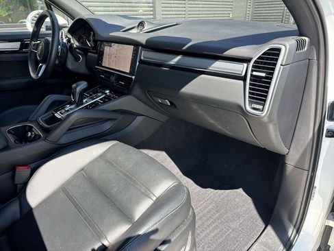 Certified 2023 Porsche Cayenne Platinum Edition image 17