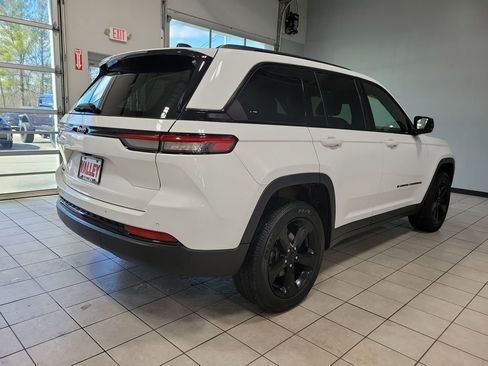 Used 2023 Jeep Grand Cherokee Altitude image 5