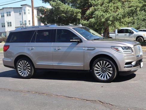 Used 2018 Lincoln Navigator Reserve w/ Technology Package AWD/4WD image 2