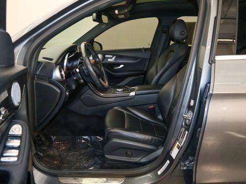Used 2018 Mercedes-Benz GLC 300 4MATIC w/ Premium Package image 12