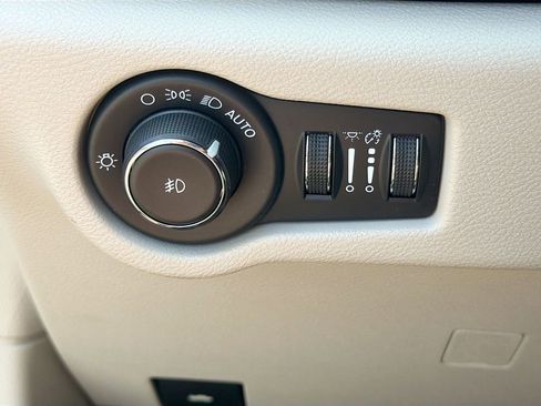 Used 2020 Chrysler Pacifica Touring w/ Tire & Wheel Group FWD image 32