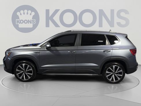 Used 2024 Volkswagen Taos SE FWD image 2