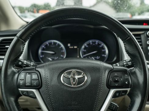 Used 2018 Toyota Highlander XLE AWD/4WD image 22